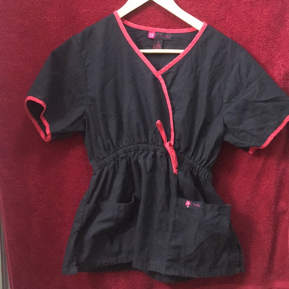 women’s scrub top size medium